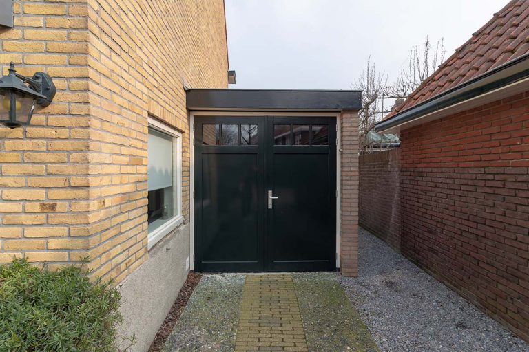 Houten garagedeur incl. ramen
