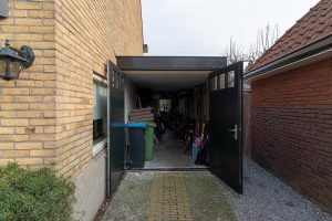 houten garagedeur met ramen