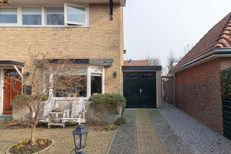 Zwarte garagedeur met glas