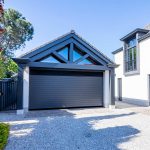 houten-garagedeur-met-stuiknaden