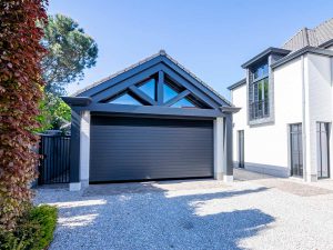 houten-garagedeur-met-stuiknaden