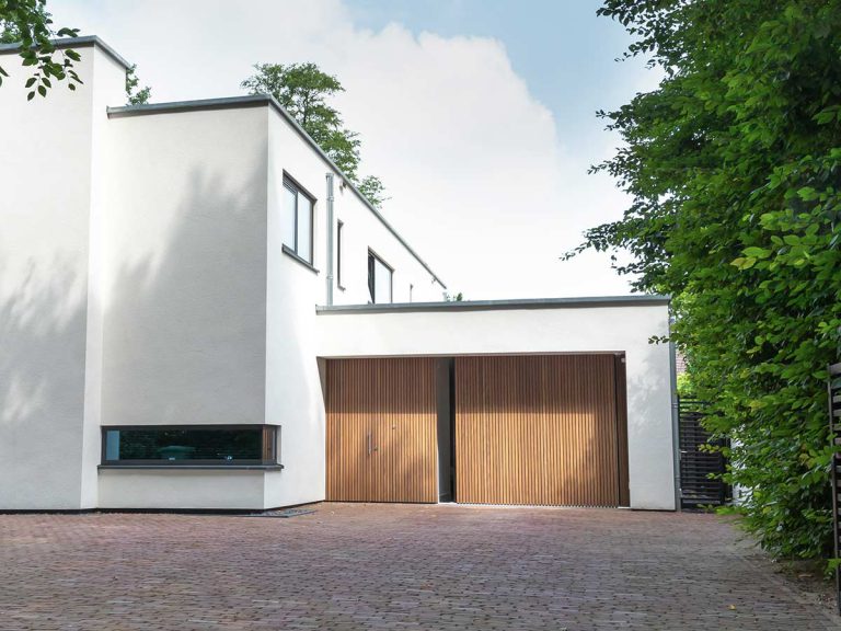 zijwaartse afrormosia garagedeur me loopdeur