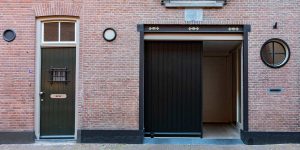 Elektrische sectionaaldeur monumentaal pand