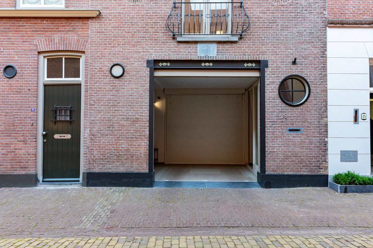 Zijwaartse garagedeur monumentaal pand