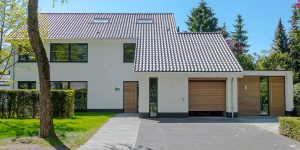 Houten sectionaaldeur jaren 70 woning