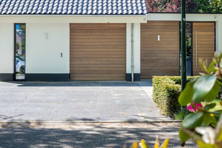 Houten sectionaaldeur jaren 70 woning