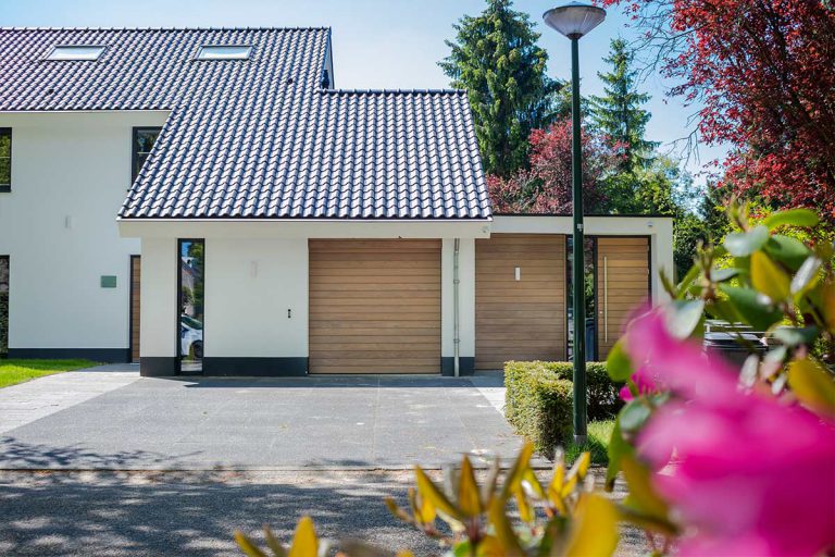 Houten sectionaaldeur jaren 70 woning