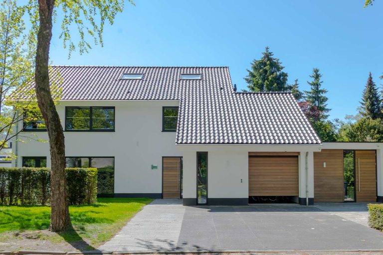 Houten sectionaaldeur jaren 70 woning