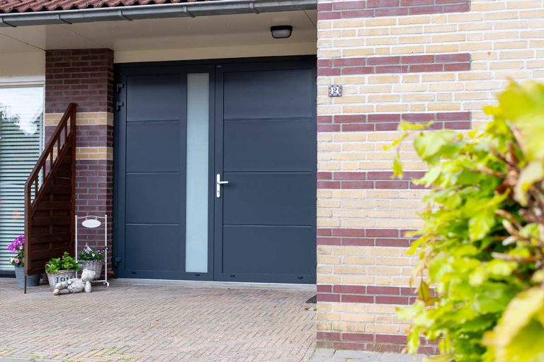 Nieuwe openslaande garagedeur