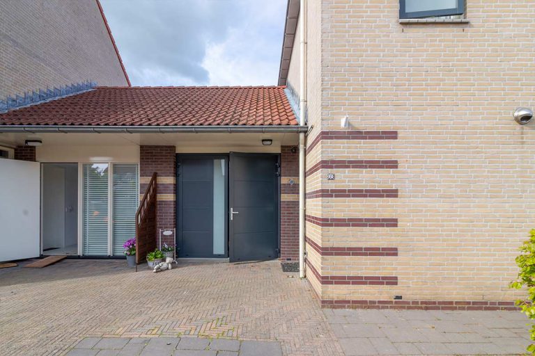 openslaande garagedeur blauwe kleur