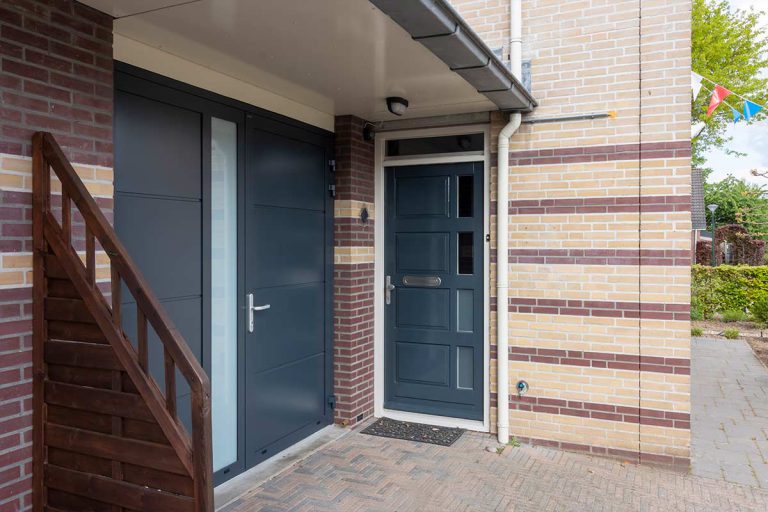 openslaande garagedeur blauw glas