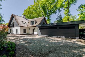 houten-gepotdekselde-garagedeur