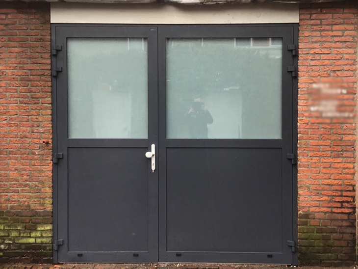 Asymmetrische garagedeur in Brussel