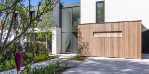 houten garagedeur moderne villa