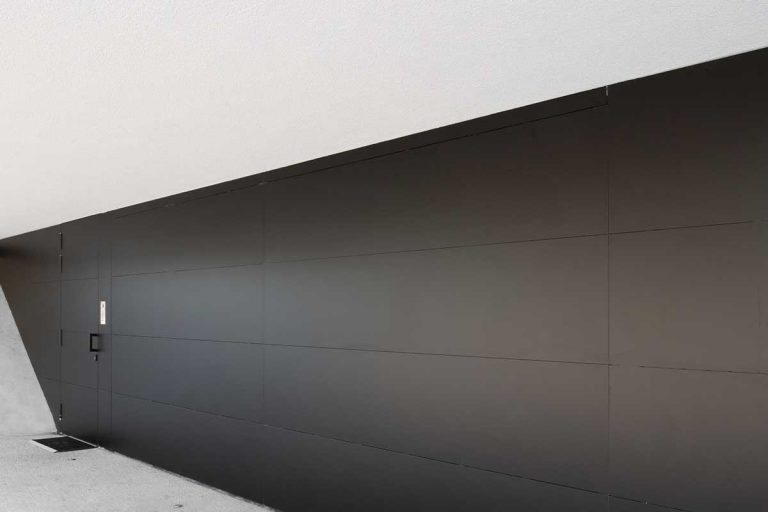 Zwarte trespa garagedeur