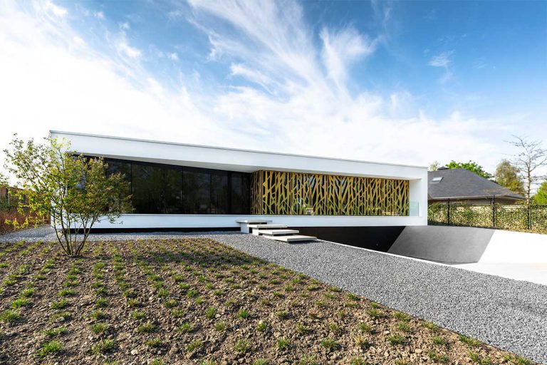 Zwarte trespa garagedeur