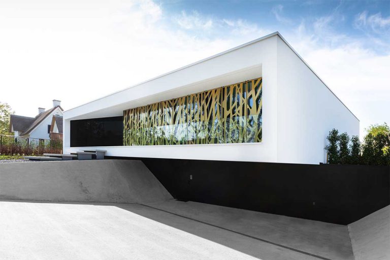 Zwarte trespa garagedeur