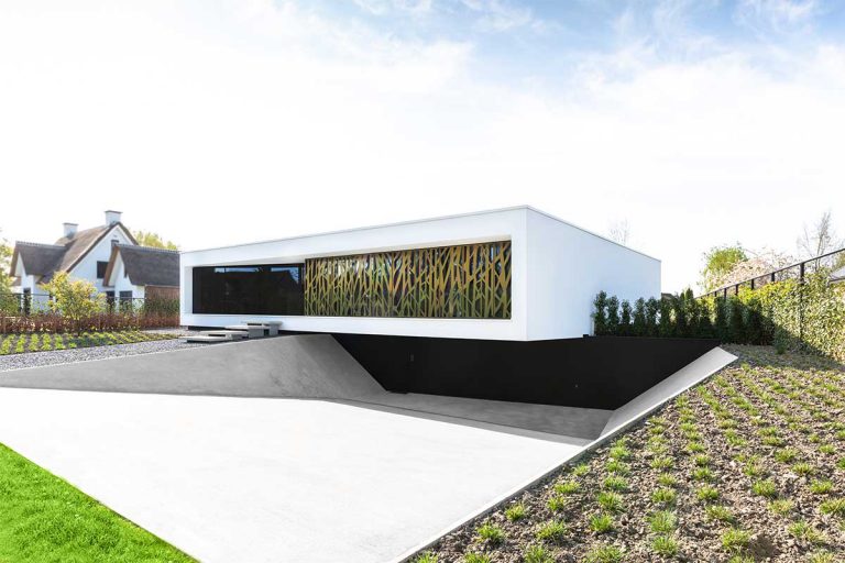 Zwarte trespa garagedeur