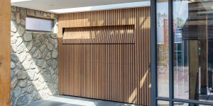 Houten garagedeur verticale latten