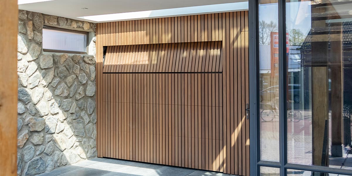 Houten garagedeur verticale latten