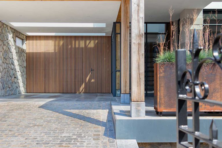 Houten elektrische garagedeur