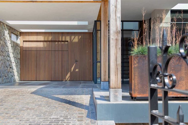 Houten elektrische garagedeur