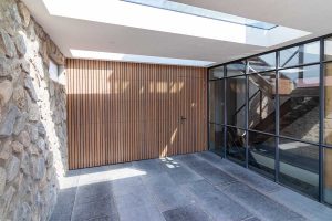 Houten garagedeur verticale latten