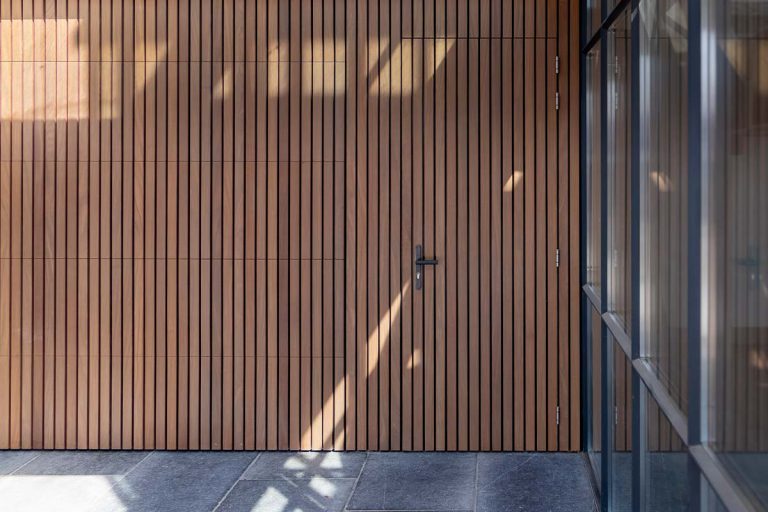 Afrormosia houten garagedeur