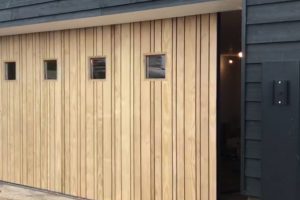 houten-zijwaartse-garagedeur