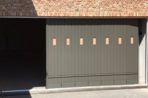 klassieke-stijl-houten-zijwaartse-garagedeur