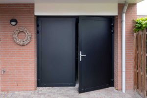 zwarte openslaande garagedeur