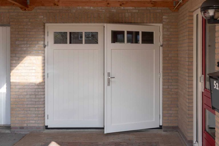 houten openslaande garagedeur met glas