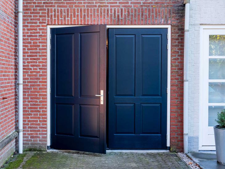 houten openslaande garagedeur sierlijst