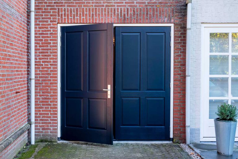 houten openslaande garagedeur sierlijst