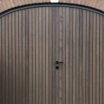 getoogde houten openslaande garagedeur