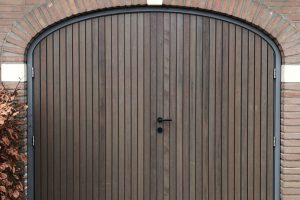 getoogde houten openslaande garagedeur
