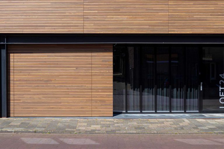 Horizontale houten garagedeur met gevelbekleding