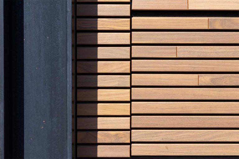 Horizontale houten garagedeur met gevelbekleding