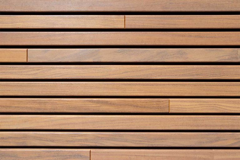 Horizontale houten garagedeur met gevelbekleding