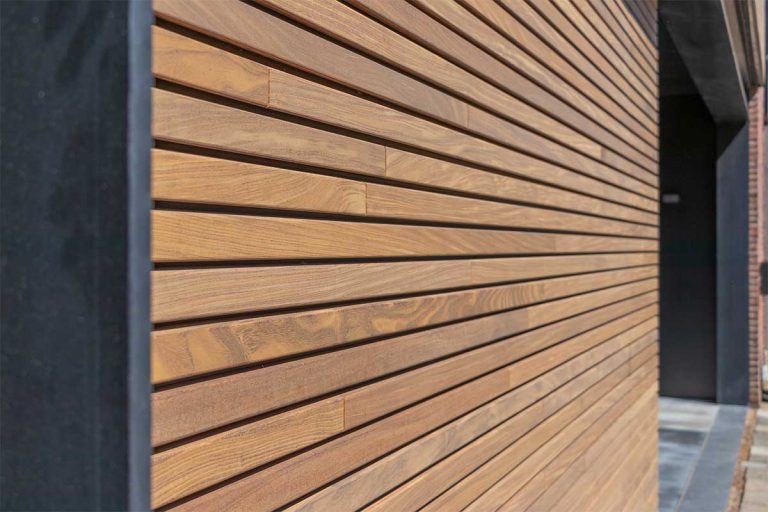 Horizontale houten garagedeur met gevelbekleding