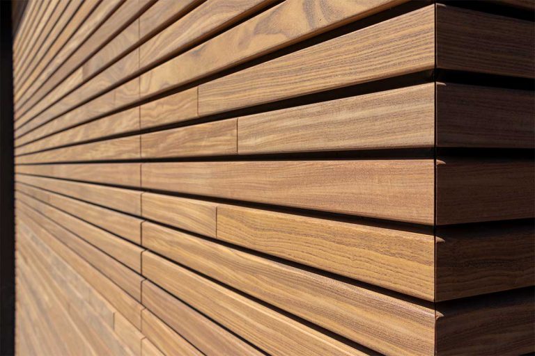 Houten garagedeur afrormosia