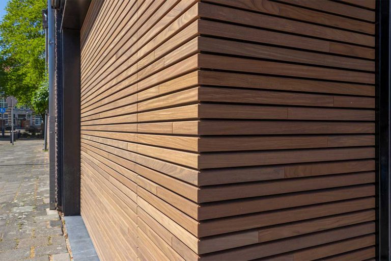 Horizontale houten garagedeur met gevelbekleding