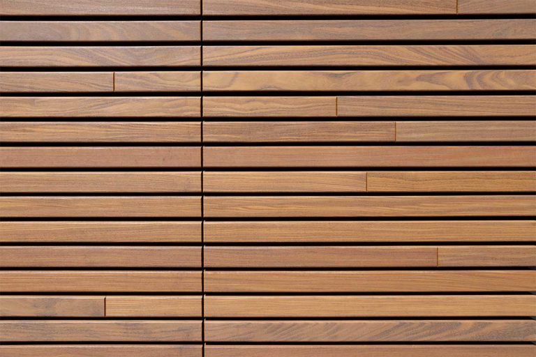 Houten garagedeur afrormosia