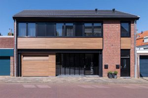 houten-sectionaaldeur-gelijk-met-de-gevel-en-gevelbekleding (12)