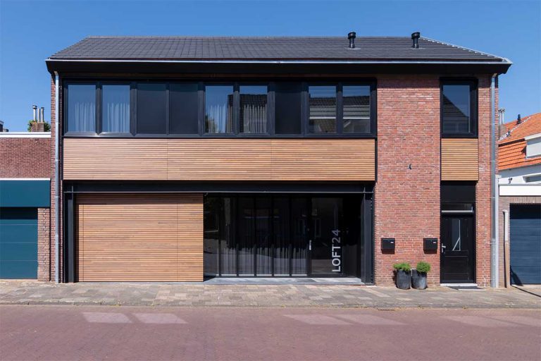 Horizontale houten garagedeur met gevelbekleding