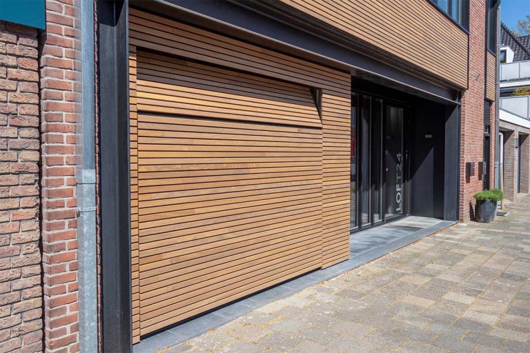 Horizontale houten garagedeur met gevelbekleding