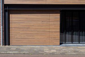 houten-sectionaaldeur-gelijk-met-de-gevel-en-gevelbekleding (23)