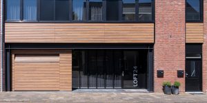 Horizontale houten garagedeur met gevelbekleding