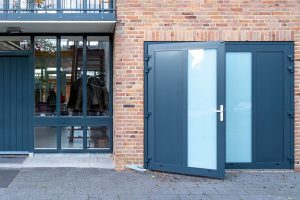 Openslaande garagedeur weert