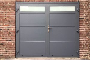 Openslaande garagedeur weert